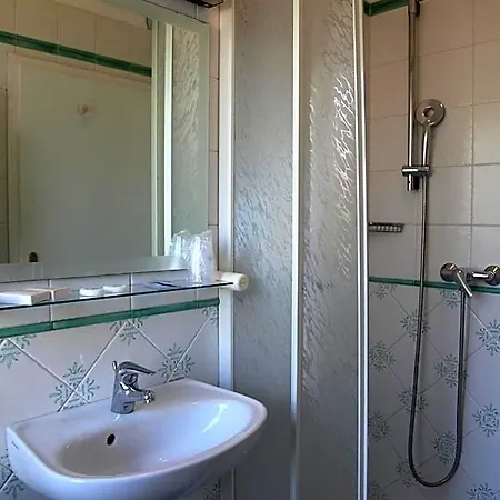 Rosa Hotell 3*